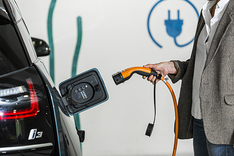 The public network of charging points for electric cars and motorcycles is the largest in Spain, with more than 600 points distributed throughout the city. A municipal initiative to facilitate the implementation of electric vehicles in Barcelona. Endolla Barcelona