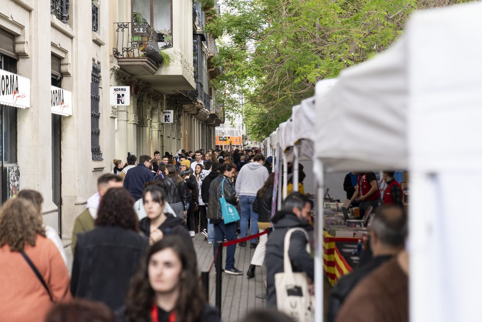 The Barcelona City Council facilitates various commercial areas of the city to hold free outdoor commerce fairs and activities, with the aim of revitalizing and promoting visibility for local neighborhood businesses. The proximity commercial fabric acts as a cohesive element that enriches citizen coexistence and boosts the commercial activity of the neighborhoods. Commerce in the street.