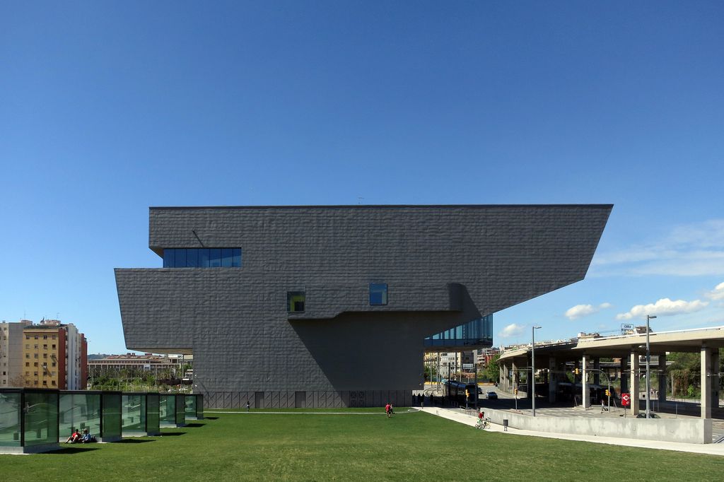 Cultural and social centre within a sustainable architectural building that integrates the Promotion of Arts and Design, the Barcelona Design Centre and different historical and contemporary art collections. Fairs, activities, exhibitions, meetings, etc. are held here. Disseny HUB Barcelona