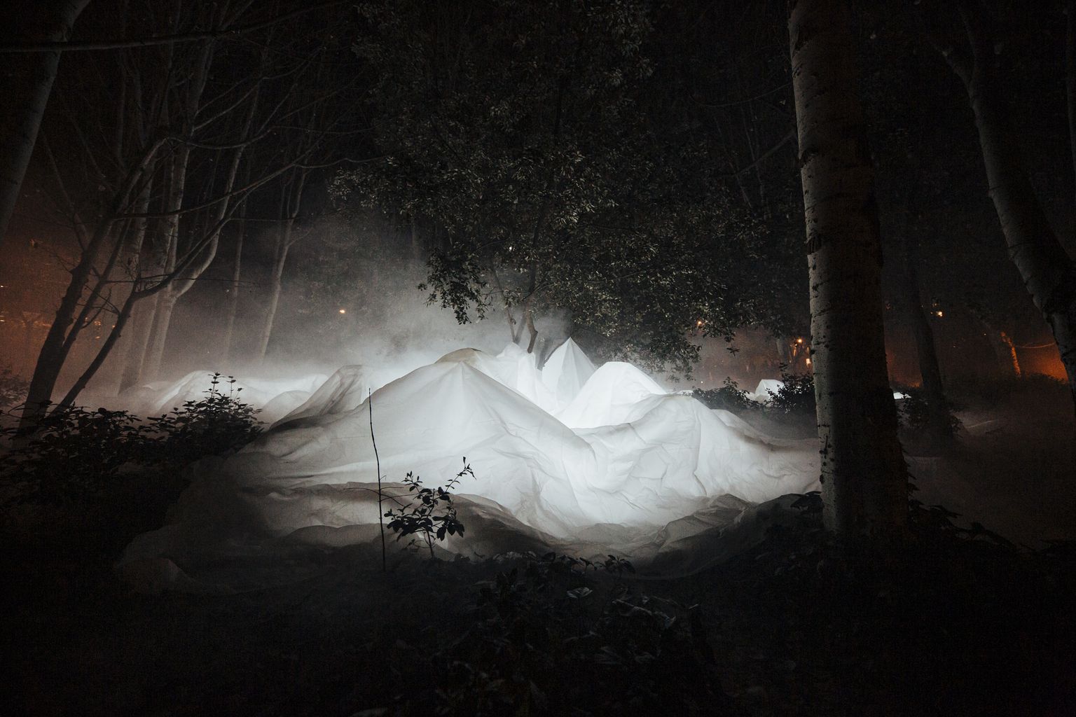 This festival, which takes place annually in February, is the meeting point between public space and national and international artists, who play with visual effects and create lighting spaces that combine innovation, technology and creativity. Llum BCN
