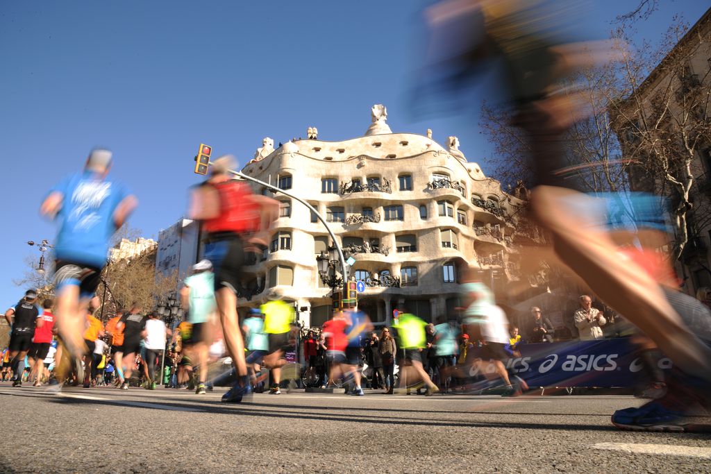 Evento deportivo multitudinario, abierto a participantes de todo el mundo y que pone el acento en la igualdad de género, la inclusión, la sostenibilidad y la solidaridad. El recorrido del maratón pasa por puntos emblemáticos de la ciudad. Zurich Marató Barcelona