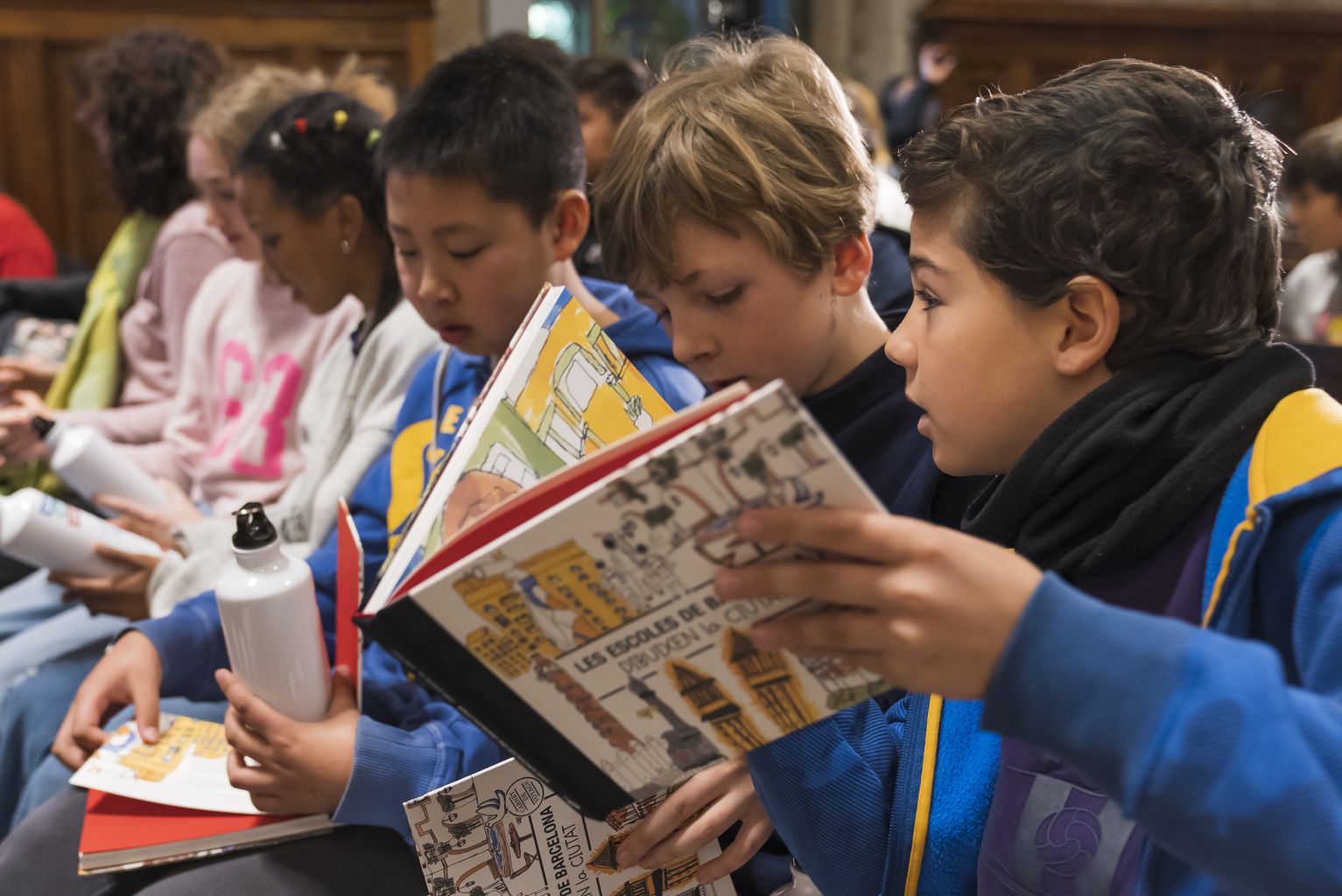 Proyecto del Ayuntamiento de Barcelona para fomentar la lectura entre niños y niñas en diferentes barrios de la ciudad. A través de acciones lúdicas de lectura, lenguaje y expresión oral se quiere fomentar el gusto por la lectura y potenciar el desarrollo educativo, afectivo y social de los niños/as de primaria. Menjallibres
