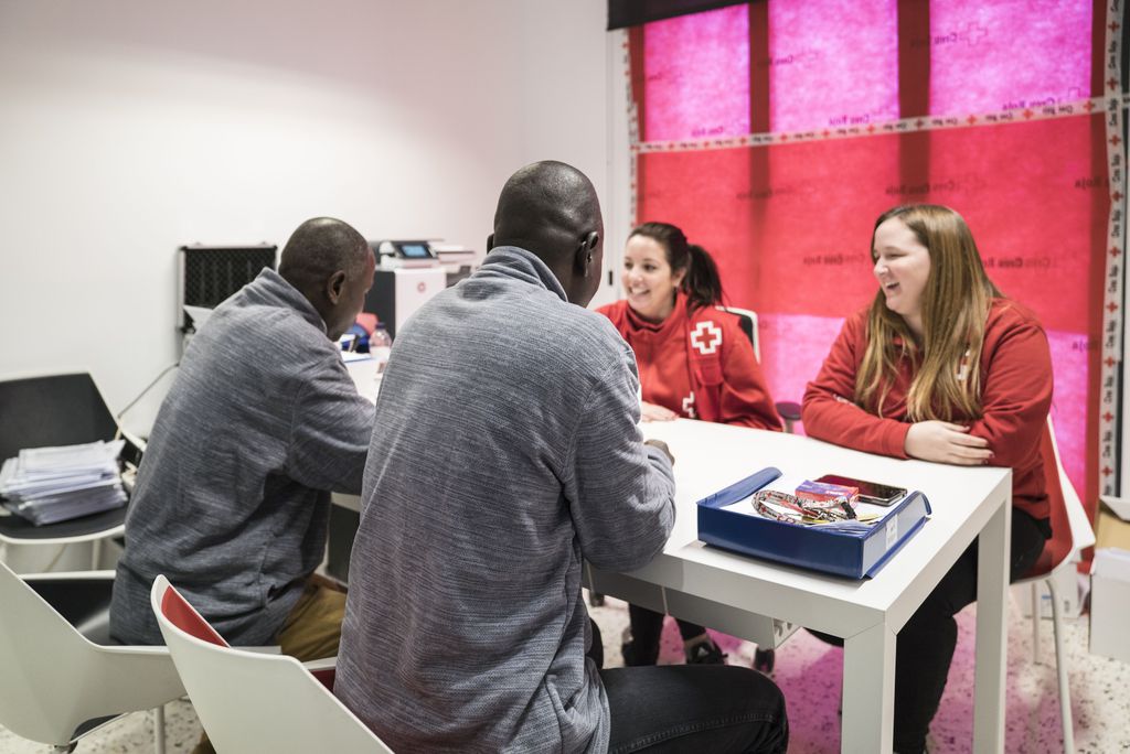 Servicio municipal especializado en movilidad internacional, que ofrece información y asesoramiento sobre inmigración, refugio, emigración y retorno voluntario a cualquier ciudadano o ciudadana que viva en Barcelona. Dispone de un servicio de intérpretes para personas recién llegadas que lleven menos de dos años en el país. Servicio de Atención a Immigrantes, Emigrantes y Refugiados