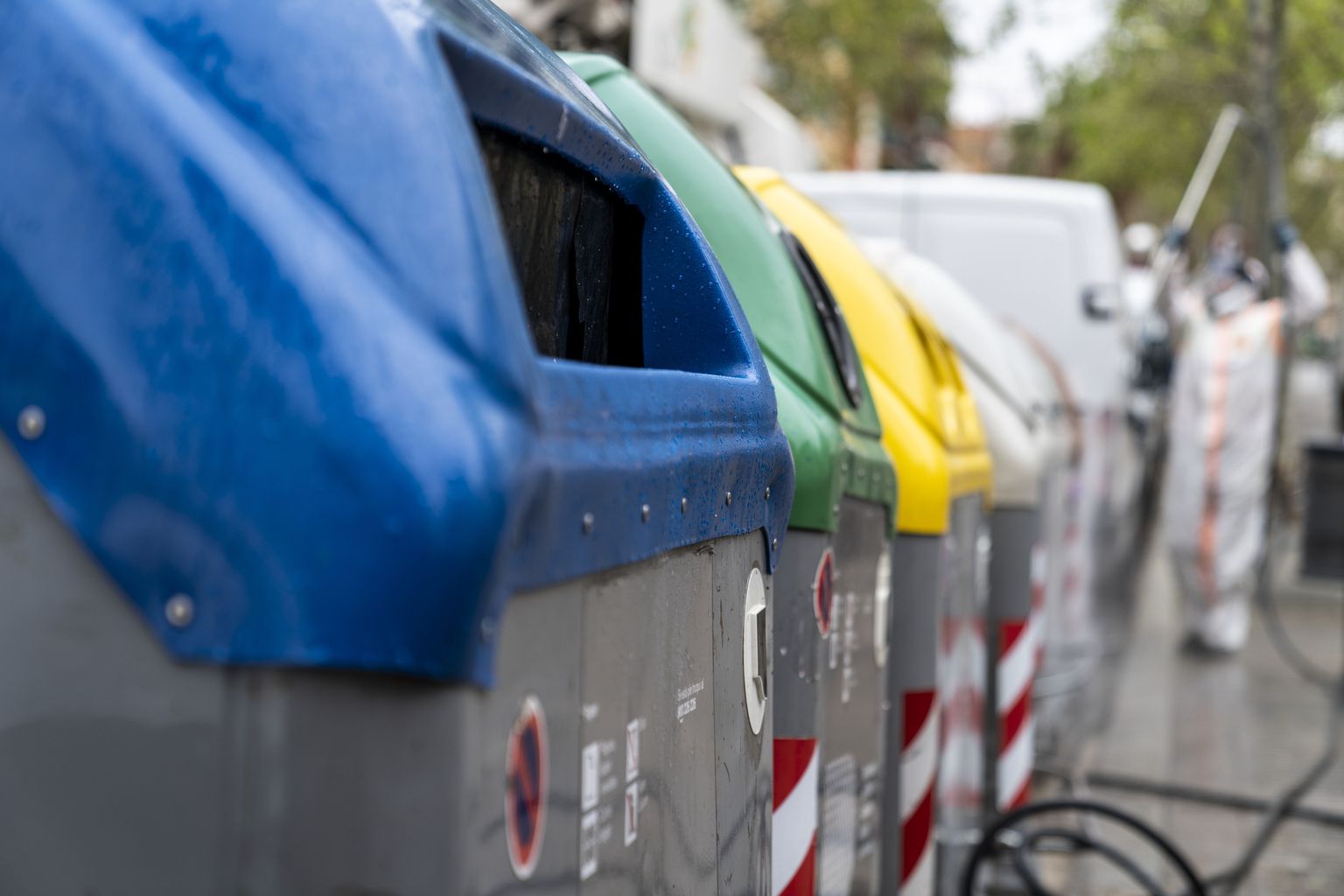 Strategy promoted by the Barcelona City Council to encourage the reuse and recycling of waste, promoting selective collection and the use of green points and exchange markets by citizens. Barcelona Zero Waste